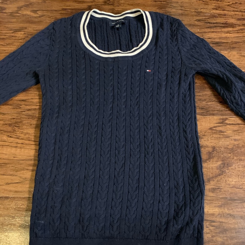 Used Tommy xs sweater in very good condition